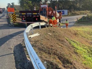 Cidade ganha novas defensas metálicas na rodovia BR-101