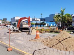 Obras de ampliação do saneamento básico interrompem trecho da Avenida Iperoig