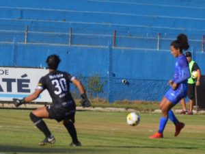 Talento do futebol feminino descoberto em Ubatuba ganha destaque nacional