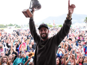 Campeão mundial de surfe: Filipe Toledo reúne multidão em Ubatuba