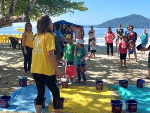 Emei Idalina Graça reúne 40 crianças em limpeza de praia