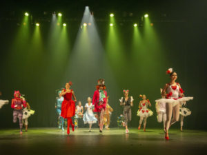 Espetáculo de aniversário de Ubatuba emociona público no Teatro Municipal
