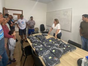 Prefeitura de Ubatuba entrega mais de cem uniformes nesta terça