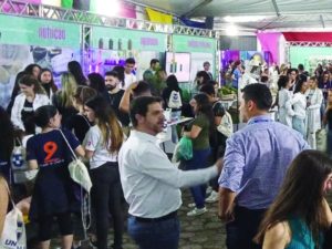 Alunos da EM Tancredo visitam feira de profissões de Universidade