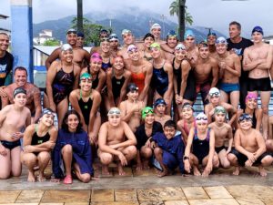 Nadadora olímpica participa de gincana com alunos na Piscina