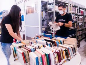 Biblioteca higieniza cerca de 20 mil títulos entre livros e periódicos