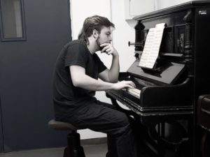 Ex-aluno da Fundart é destaque em faculdade de Ciências Musicais