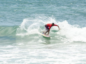 Ubatuba Pro Surf segue até amanhã e já tem campeões da categoria profissional