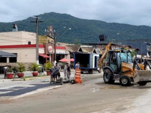 Prefeitura de Ubatuba retoma serviços de pavimentação e tapa-buracos após chuvas