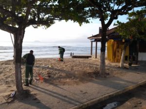 Ubatuba recolhe 101 toneladas de lixo das praias após virada