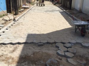 Mais três vias recebem pavimentação em bloquetes em Ubatuba
