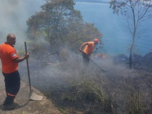 Defesa Civil atua no combate a incêndio em trecho da BR 101