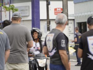 Blitz educativa da Diretoria de Trânsito aborda 73 motocicletas