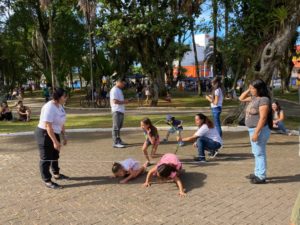 Dia do Brincar reúne cerca de 100 pessoas na Praça 13 de Maio