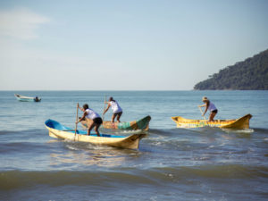 São Pedro: Corrida de canoas e leilão de remos movimentaram a programação de domingo