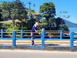 Ponte que liga o Centro ao Perequê-açu recebe pintura