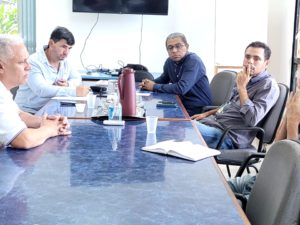 Reunião avalia andamento da obra de revitalização da avenida Iperoig