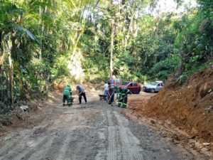 Prefeitura realiza reforma e manutenção da estrada do Camburi