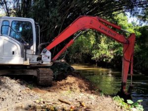 Prefeitura e Grupo Tamoio realizam  desassoreamento no rio Tavares