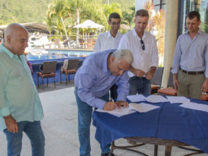 Ubatuba firma protocolo para criação de escolinhas de vela