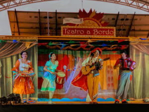 Teatro a Bordo chega em Ubatuba com sua Caixola Brincante