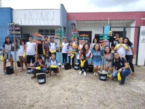 Integrantes de projeto ambiental instalam placas educativas