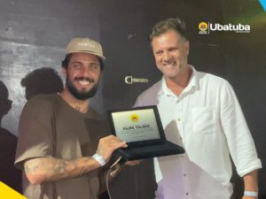 Bicampeão mundial de surfe é Homenageado em Ubatuba