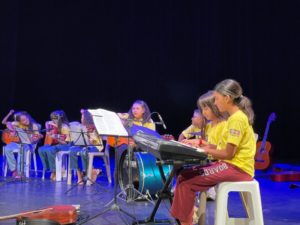 Crianças brilham no palco do Teatro Municipal em encerramento do ano
