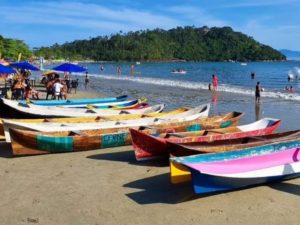 Projeto oferece oficina de canoa e remo caiçara gratuita no Saco da Ribeira