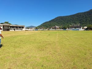 Prefeitura realiza mutirão de limpeza em campos de futebol da cidade