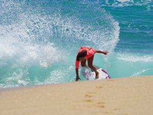 Atleta de skimboard é campeã durante primeira etapa do mundial