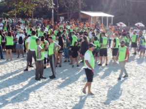 Mutirão atrai voluntários e deixa praias e bairros mais limpos