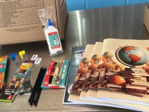 E.M. Padre José de Anchieta recebe kits de material escolar