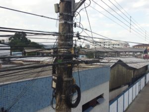 Ubatuba inicia reordenação de fios e cabos nos postes