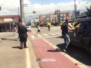 GCM de Ubatuba apoia blitz educativa do Detran na Praça 13 de maio