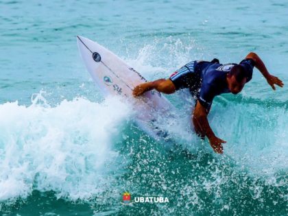 Surfe conecta jovens e atletas experientes em Ubatuba
