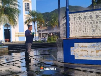 Terminal de ônibus e coreto passam por limpeza intensiva no Centro