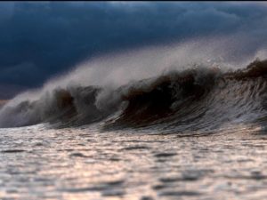 Ressaca com ondas de até 3 metros coloca Ubatuba em alerta