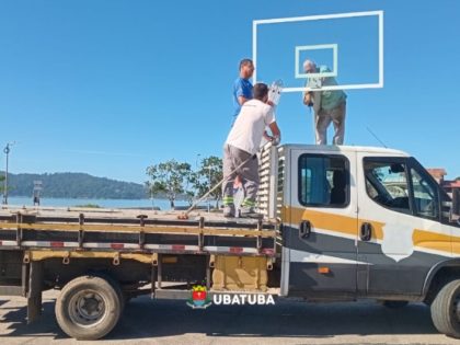 Nova tabela de basquete é instalada na praça em frente ao aeroporto