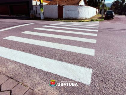 Trabalho de sinalização avança pelas ruas de Ubatuba