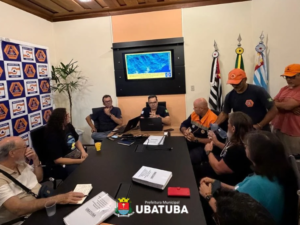 Comunidade e Defesa Civil discutem alteração na coloração do Rio Indaiá