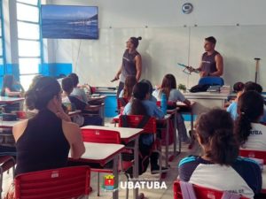 Alunos da Escola Altimira participam de aulas de canoa havaiana